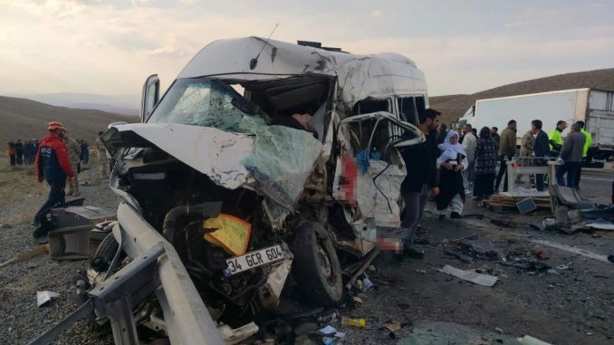vanda-kaza-minibus-ile-kamyonet-carpisti-6-olu-8-yarali-sECypXKq.jpg