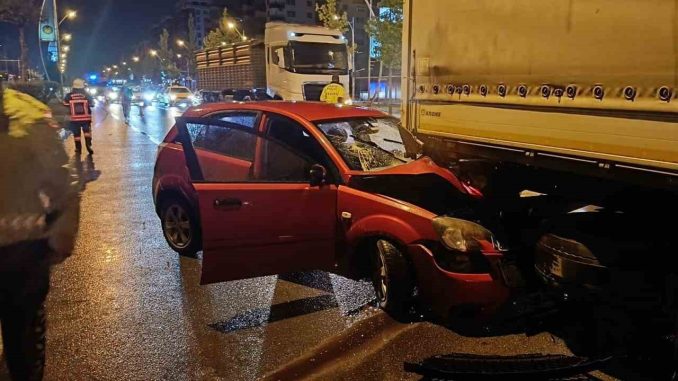 malatyada-trafik-kazasi-otomobil-ile-tir-carpisti-3-kisi-yaralandi-xM1T4hEi.jpg