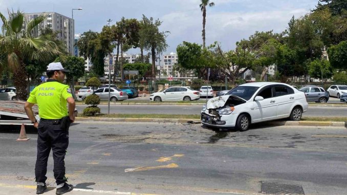 mersinde-kavsakta-feci-kaza-otomobil-yolcu-minibusuyle-carpisti-3-yarali-LZIqPNsk.jpg