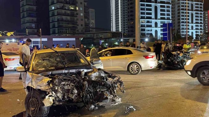 mersinde-trafik-kazasi-kavsakta-carpisan-otomobil-ikiye-bolundu-eJz8hTQZ.jpg